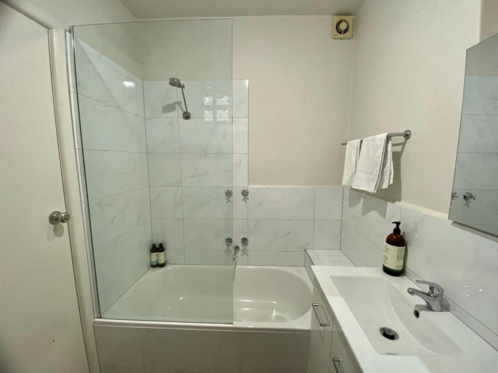 1 Bdrm With Parking, Walk To Beach Melbourne Exterior foto